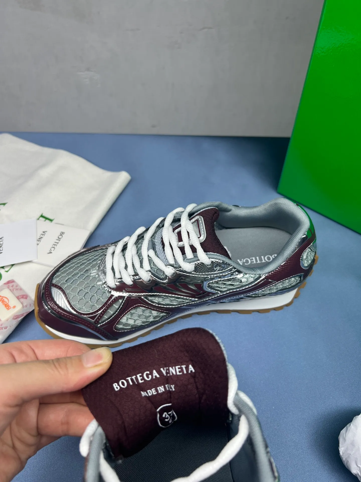 👟👟Ex-factory price 600👟👟 Men's size +10 Real photos 🔥🔥BV Orbit sneakers Wang Yibo's same style couple's dad shoes Runner sneakers, made of lightweight technical mesh fabric. Matched with geometric pattern designed rubber outsole, Wang Zha series high version. Look for the package technology. It is actually a lot taller, but the legs are still slim. Very nice, playable and durable. Matched to the standard💯 Package shoe technology. Look for the high version. The outsole is made of color-blocked TPU outsole. Women's model 35 36 37 38 39 40 41 42 (40 41 42 43 44 45 customized) (Customer logo can be accepted without refund or exchange at a favorable price) Equipped with original packaging